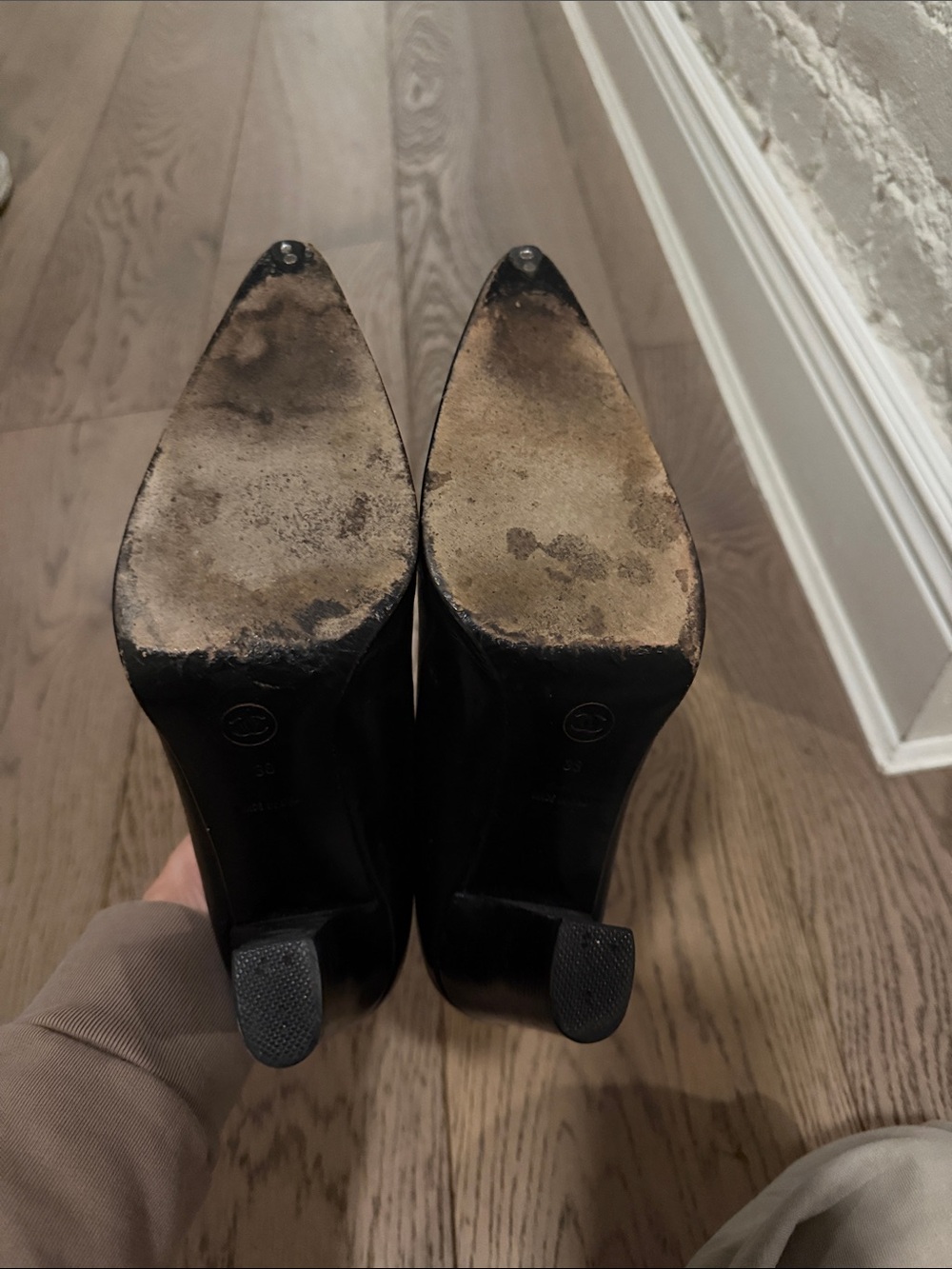 CHANEL Black Leather Pointed-Toe Logo Pumps - Picture 5 of 6